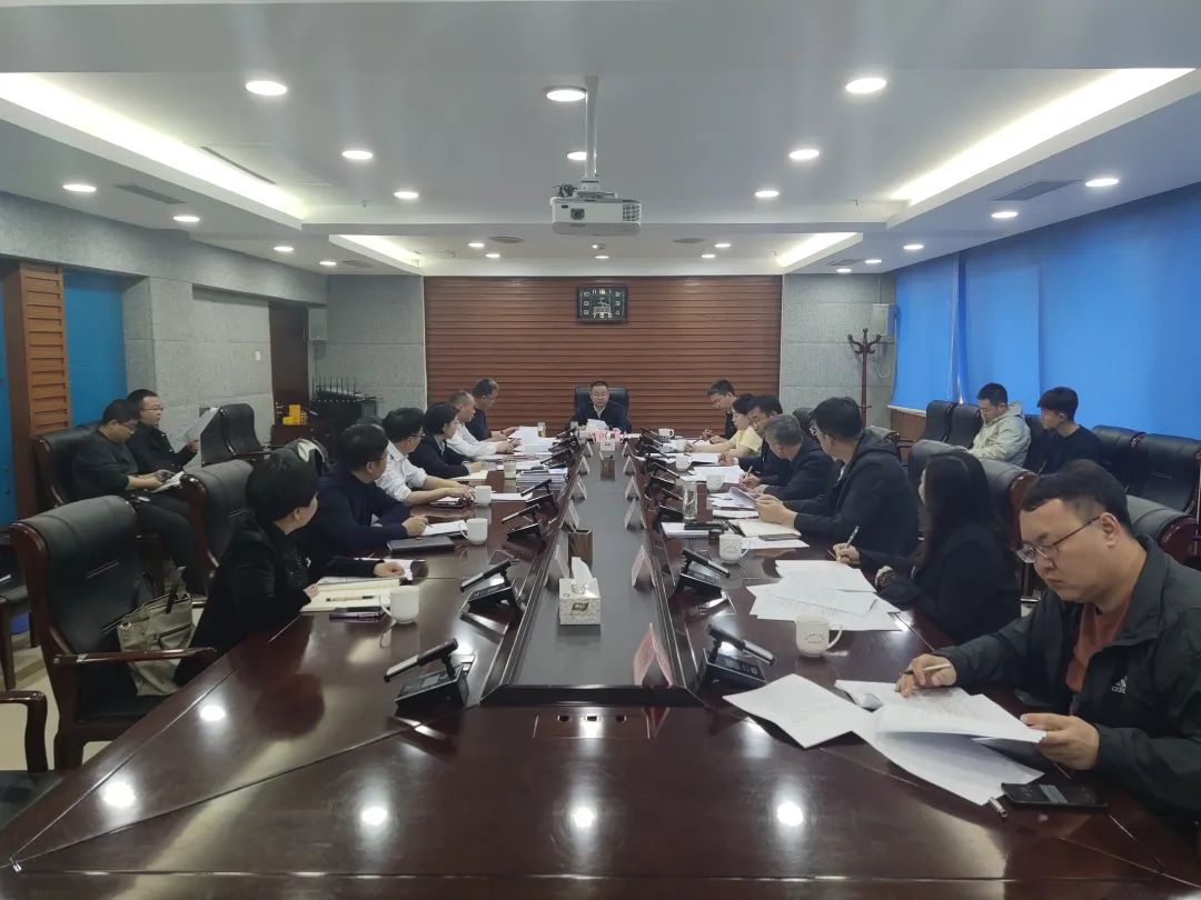邱军主持召开全旗重点项目调度会.jpg
